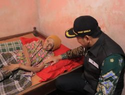 Wakil Bupati Sidoarjo H. Subandi, SH. Berikan Bansos Kepada Warga yang Tidak mampu Sekalian Perekaman KTP