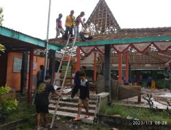 Bentuk Kepedulian, PSHT Rayon Donan Bantu Pembongkaran Balai Desa