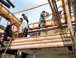 Perkuat Kemanunggalan TNI dengan Rakyat, Babinsa Kodim Bojonegoro Karya Bakti bersama Warga Panemon Sugihwaras
