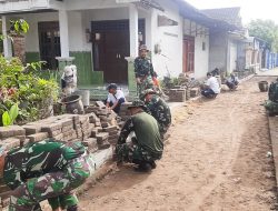 Manunggal dengan Rakyat, Babinsa Koramil Sumberrejo Kerja Bakti bersama Warga