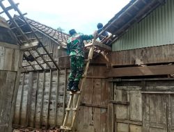 Pasca bencana Angin Kencang, Babinsa Posramil Sekar Bojonegoro bantu Perbaiki Rumah Warga