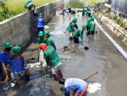 11 Kelompok Petugas Bersihkan Saluran Air Tiap Hari&nbsp; &nbsp;