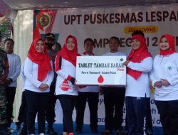 Cegah Anemia, Bupati Ikfina Ajak Siswi SMP Negeri 2 Gedeg Minum TTD