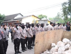Polwan Polres Jember Berada Di Garis Depan Saat Amankan Aksi Unjuk Rasa.