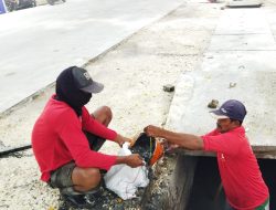 Langkah Mitigasi Pemkab Bojonegoro Bersihkan U-Ditch dan Trotoar secara Berkala&nbsp;