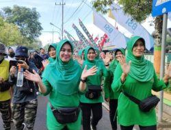 Berdayakan Hidup Sehat, Ketua Persit KCK Cabang XV Kodim 0801/Pacitan Bersama Warga Masyarakat Meriahkan Semarak Fun Walk / Fun Bike