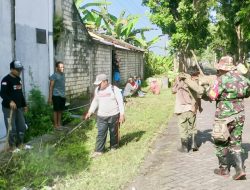 Bersama Pemdes dan Warga Sumuragung, Babinsa Sumberrejo Bojonegoro Bersih Bersih Jalan Poros Desa