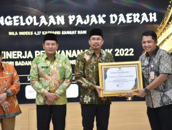 Bupati Sidaorjo Beri Empat Macam Penghargaan Kepada OPD