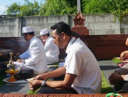 Pura Kertha Bumi Bhayangkara Gelar Ibadah Suci Tilem