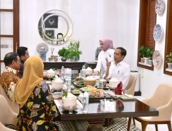 Prisiden Joko Widodo saat Santap Malam Bersama Para Pengawal Setibanya di Sidoarjo