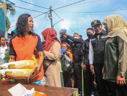 Gubernur Jatim Didampingi Wabup Sidoarjo Tinjau Pasar Murah Gelontor 10 Ton Beras
