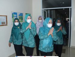 Wujud Kepedulian Pemda Kepada Warganya, Pengurus TP PKK Lampura Berikan Bantuan Kepada Penderita Lumpuh Layu