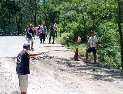 Jalan Ambles di Kismantoro, TNI – Polri Gerak Cepat Berikan Penanganan Darurat