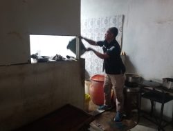 Anggota Polresta Sidoarjo Sigap Bantu Tangani Kebakaran
