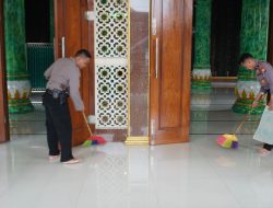 Laksanakan Program Samapta Delta Peduli, Polisi Sidoarjo Bersihkan Masjid
