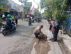 Kepedulian Personil Polsek Sedati Tambal Jalan Berlubang
