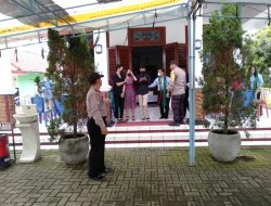 Anggota Polsek Krembung, Menjaga Kenyamanan Ibadah di Tengah Keberagamaan