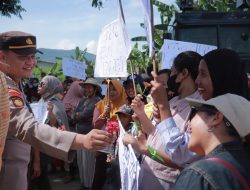 Valentine Day: Polisi Bagikan Bunga Kepada Peserta Unjuk Rasa PT. Imasco