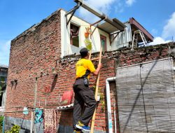Personil Polsek Krian Polresta Sidoarjo Kerja Bakti Bantu Warga Terdampak Hujan Deras dan Angin Kencang