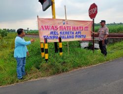 Libur Akhir Pekan, Polisi Sidoarjo Pasang Himbauan di Perlintasan Kereta Api