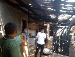 Kades Ogan Jaya dan Jajaran Kecamatan Sungkai Utara Tinjau Rumah Warga Korban Kebakaran