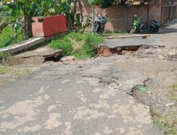 Erosi Akibat Dilanda Hujan, Jembatan Merah Ambrol