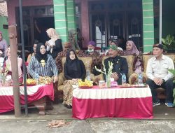 Hadiri Lomba pada Ruwatan Desa Jatipasar Trowulan, Bupati Ikfina  Serahkan Hadiah Para Juara