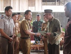 Wabup Lampura Ardian Saputra SH., Serahkan Secara Simbolis SHM Program PTSL di Dua Kecamatan