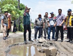 Sidak Jalan Berlubang di Tarik- Mlirip, Bupati Sidoarjo Pastikan Tahun 2023 Dibeton