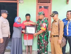 Gunakan Uang Pribadi, Babinsa Kodim Bojonegoro Bantu Warga Pasang Listrik Gratis