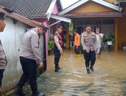 Kapolres Lampura AKBP Kurniawan Ismail Tinjau dan Mengevakuasi Masyarakat Terdapak Banjir di Kelurahan Tanjung Aman