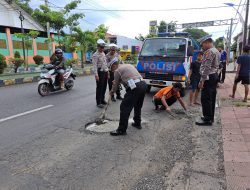 Satlantas Polres Situbondo Tambal Jalan Berlubang Antisipasi Kecelakaan Lalu Lintas