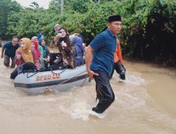 Demi Warga Lampura, Devriyana Marda Ardian Terobos Banjir Memberikan Sembako Kepada Warga dari Uang Pribadi
