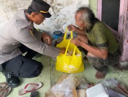Terharu Adanya Lansia Tinggal di Tempat Kurang Layak Huni, Kapolsek Wonoayu Berikan Bantuan