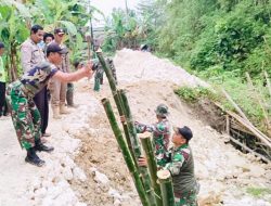 Babinsa Kodim Bojonegoro Bantu Perbaiki Jalan Longsor