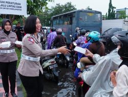 Polresta Sidoarjo Bagi Takjil di Pos TPI