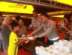 Kapolresta Sidoarjo Bagikan Takjil di Posko Ramadhan