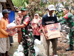 Peduli Korban Kebakaran, Babinsa Kepohbaru Bojonegoro Berikan Bantuan Sembako ke Warga