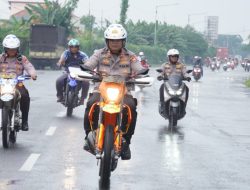 Patroli Kamtibmas Berkendara Motor Sambil Berbagi Pada Masyarakat Sidoarjo