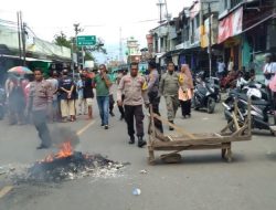 Protes Toko Murah Serba 35.000 Berlanjut, Pedagang Blokade Jalan Hingga Bakar Ban