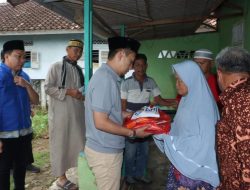 Wabup Lampura Ardian Saputra Blusukan di Sribasuki Sambil Berbagi