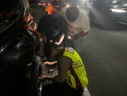 Sigap Cepat Tanggap, Personel Polresta Cirebon Bantu Pemudik yang Mengalami Pecah Ban di Tol Palikanci KM 188