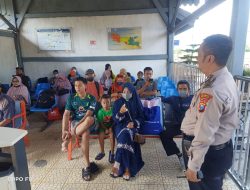 Polsek Tanggulangin Berikan Rasa Aman dan Nyaman Pemudik di Stasiun KA Tanggulangin