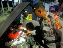 Kapolsek Susukan Polresta Cirebon Cepat Tanggap Bantu Mobil Pemudik yang Sedang Mogok