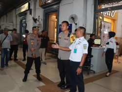 Kapolresta Sidoarjo Pantau Arus Balik Mudik di Stasiun Kereta Api
