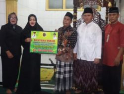 Safari Ramadhan di Masjid Al – Fattah Desa Ngrowo Bangsal, Bupati Ikfina Serahkan Dana Hibah