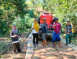 Masyarakat Bersama Pemdes Hujan Mas Gotong royong Bersihkan Jalan Desa