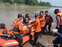 Tim BPBD Bojonegoro Evakuasi Korban Tenggelam di Sungai Bengawan Solo