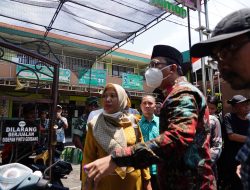 Bupati Sidoarjo Berikan Bantuan Korban Puting Beliung di Wage Tama