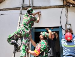 Babinsa Berbagi, Anggota Koramil Sumberrejo Bojonegoro Kembali Bantu Warga Pasang Listrik Gratis